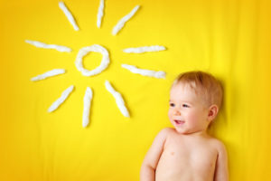 Солнечные ожоги: ребенок и солнце.
